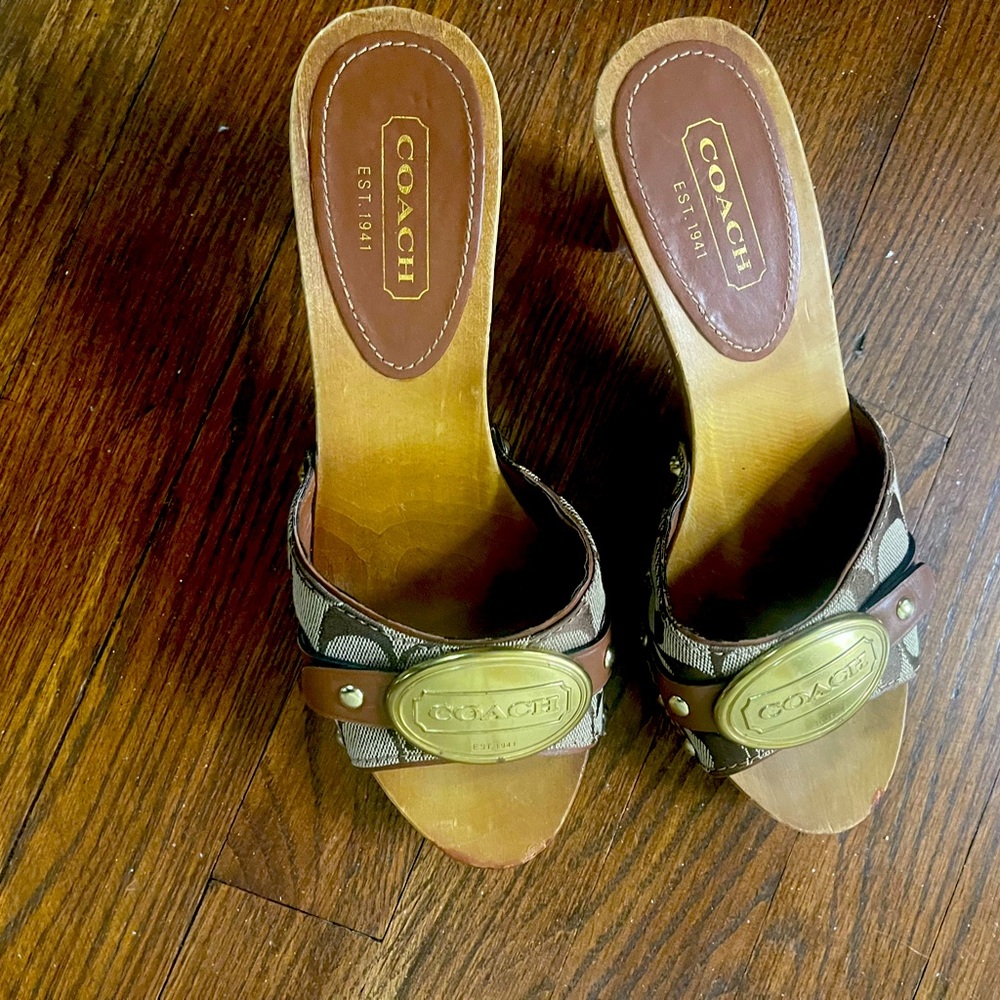 Beautiful Coach Mid heel